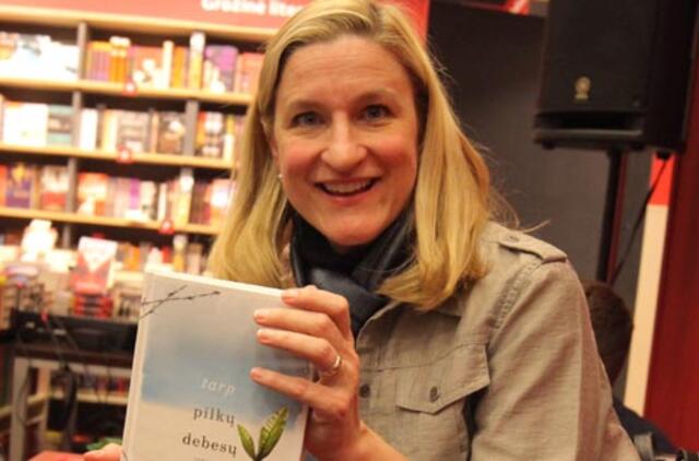 Romano "Tarp pilkų debesų" populiarumas neblėsta - jis vėl "New York Times" bestselerių sąraše