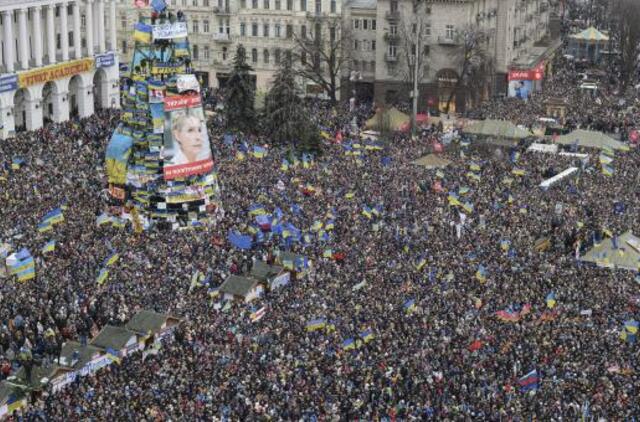 Šimtai tūkstančių ukrainiečių reikalauja vyriausybės atsistatydinimo