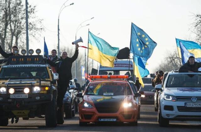 Tūkstančiai ukrainiečių surengė protestą prie Viktoro Janukovyčiaus rezidencijos