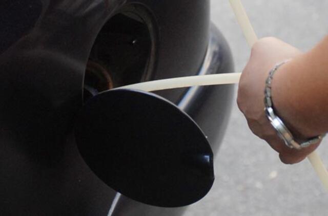 Vagys ne tik ištraukė degalus, bet ir sugadino automobilį