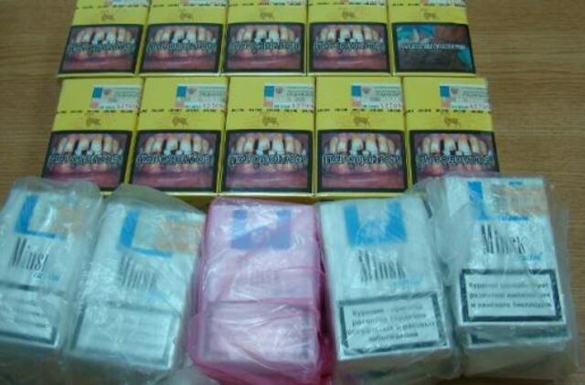 Kontrabandinius rūkalus moteris bandė paslėpti angoje