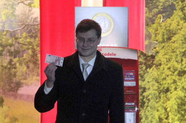 Latvijos premjeras pasiėmė iš bankomato pirmąjį euro banknotą