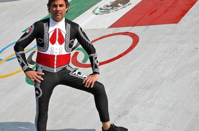 Meksikos kalnų slidininkas Sočyje vilkės stilizuotą muzikanto kostiumą