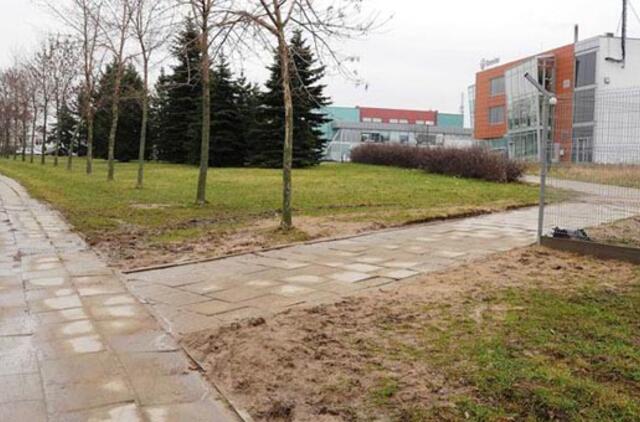 Patraukė šaligatvį, o ne tvorą