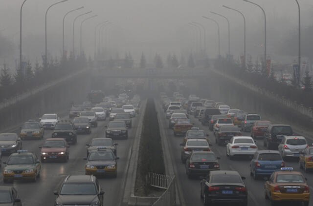 Pekine dėl smogo uždarytos autostrados