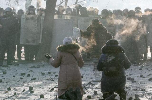 Po pavienių susirėmimų Kijeve nesitraukia nei protestuotojai, nei policija