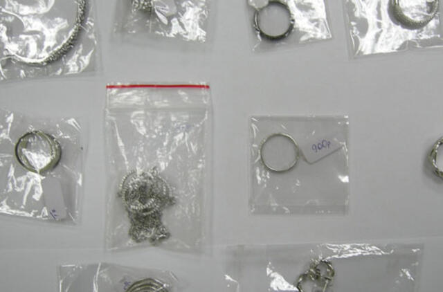 Pora vežė nedeklaruotas brangenybes