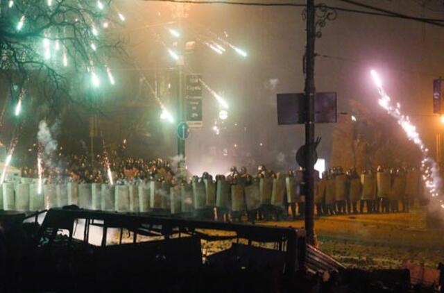 Protestuotojų ir milicijos susidūrimai Ukrainoje tęsiasi antrą parą