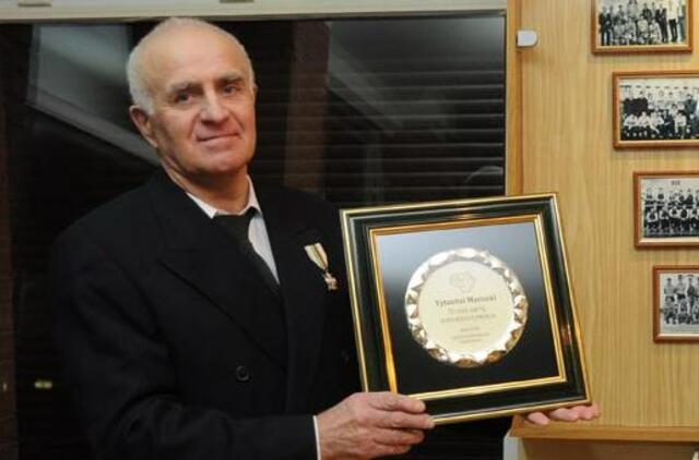 Rankinio profesorius į pagyras atsako kuklumu