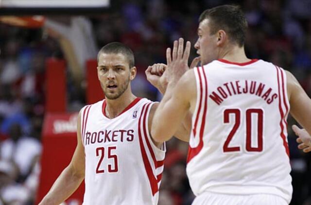 Sėkmingai žaidęs Donatas Motiejūnas padėjo "Rockets" įveikti "Spurs"