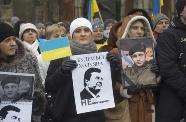 Tūkstantinė minia Kijeve gedi žuvusio protestuotojo