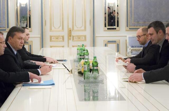 Viktoras Janukovyčius opozicijos lyderiui Arsenijui Jaceniukui pasiūlė premjero kėdę