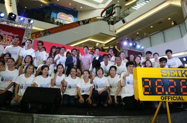 26 poros stovėjo apsikabinusios 26 valandas, 26 minutes ir 26 sekundes