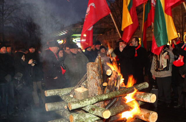 96-osioms Nepriklausomybės metinėms - 16 simbolinių laužų