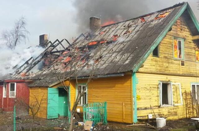 Drevernoje ugnis suniokojo senolių namus