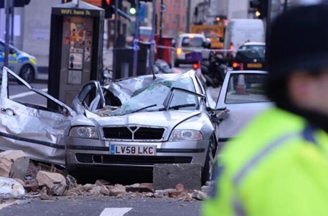 Londono centre sugriuvus pastatui žuvo moteris