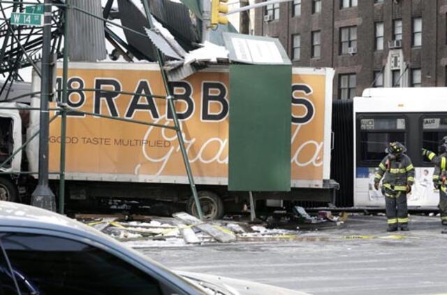Niujorke per autobuso ir sunkvežimio avariją žuvo žmogus, dar keturi sužeisti
