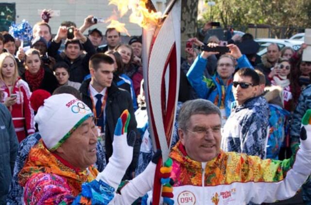 Pan Gi Munas Sočyje dalyvavo olimpinio deglo estafetėje