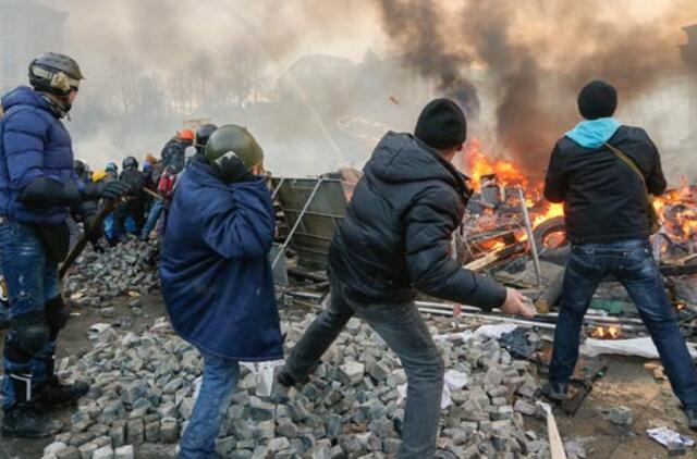 Pasak opozicijos atstovų, ketvirtadienį Kijeve žuvo mažiausiai 100 žmonių