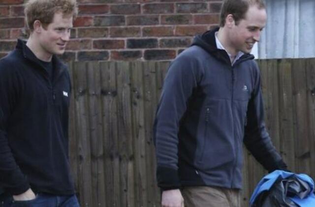 Potvynių užlietos Anglijos princus suerzino vandens semti nepadedantys žurnalistai