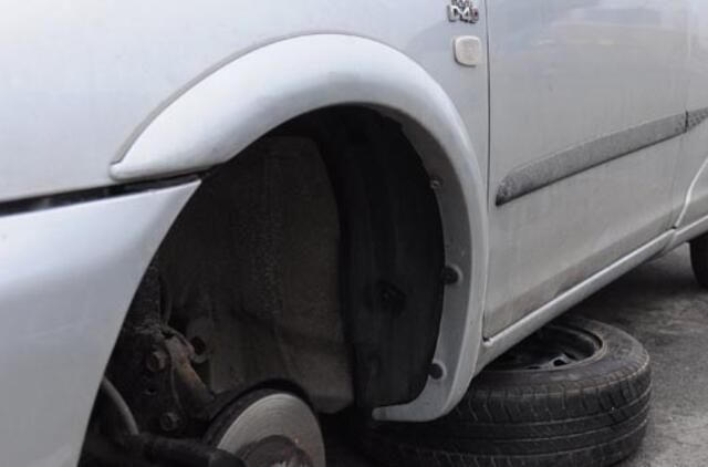 Pradūrė penkių automobilių padangas