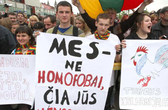 Smarkiai viduriuojanti demokratija