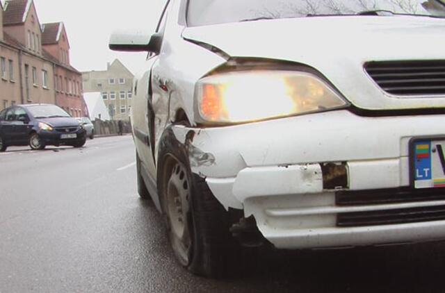 Susidūrė merginų vairuojami automobiliai