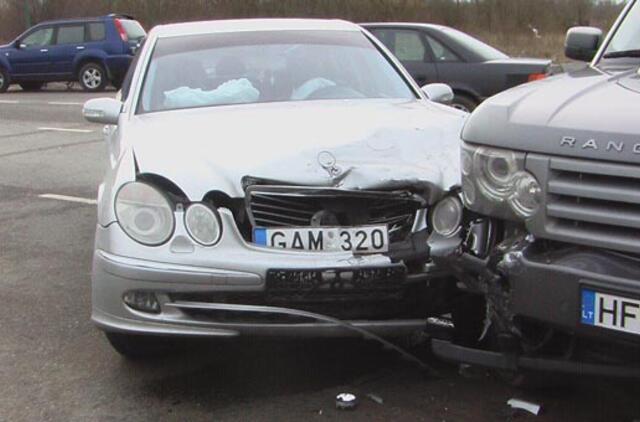 Taikos prospekte vienu metu sudaužyti trys automobiliai