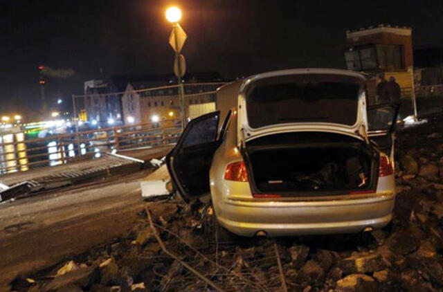 Keista "Audi" "nušlavė" Pilies tilto atitvarus