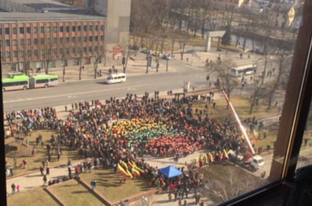 Klaipėdiečiai šoko meilės Lietuvai šokį