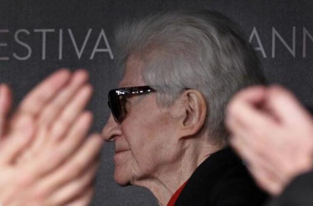 Mirė legendinis prancūzų kino režisierius Alenas Renė