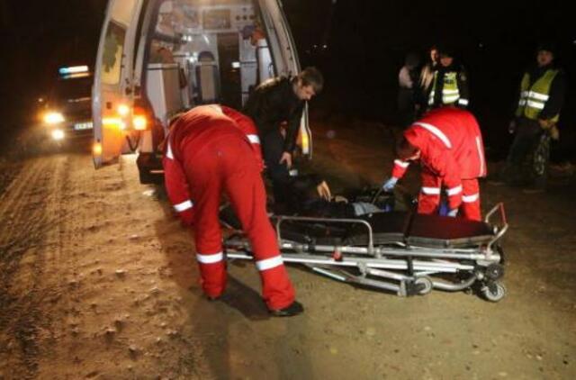 Partrenkęs dviratininką iš mašinos išmetė merginą