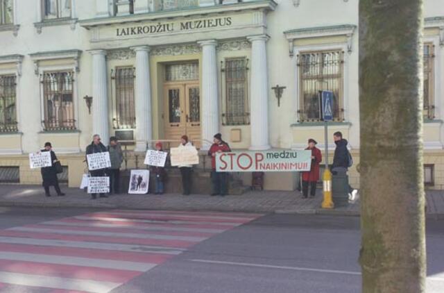 Prie Savivaldybės - piketas prieš medžių naikinimą