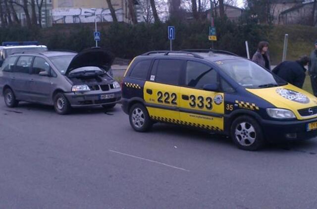 Prie senojo turgaus žiedo nukentėjo taksistas