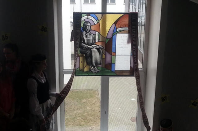 Pristatytas vitražas Kristijonui Donelaičiui