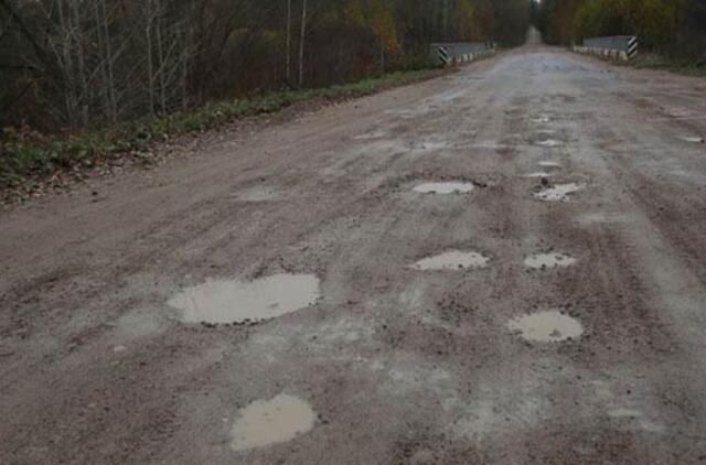 Rajoniniai šalies keliai su žvyro danga šlapi ir duobėti