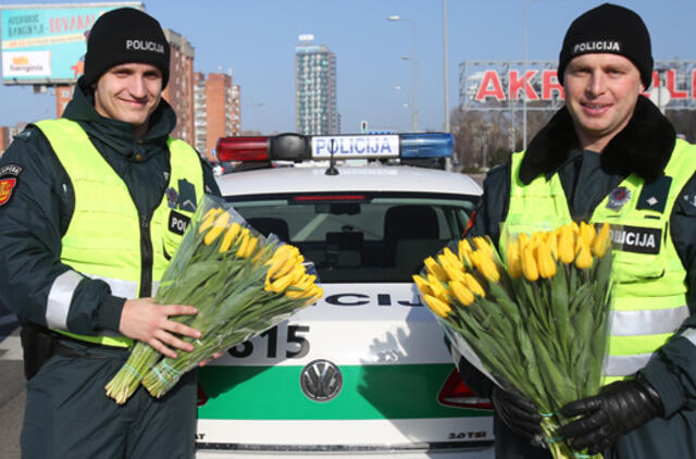 Tulpės moterims - ir iš policininkų rankų