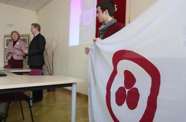 Vytauto Didžiojo gimnazijai įteikta Taikos vėliava