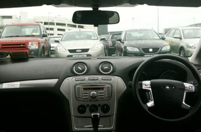 Dešiniavairiai automobiliai: pigesni, pavojingesni ir nepageidaujami