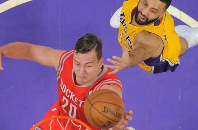 Donatas Motiejūnas rungtynėse su "Lakers" pelnė 13 taškų ir atkovojo 15 kamuolių