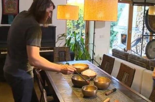 Gongo garsas ištraukia slepiamas įtampas