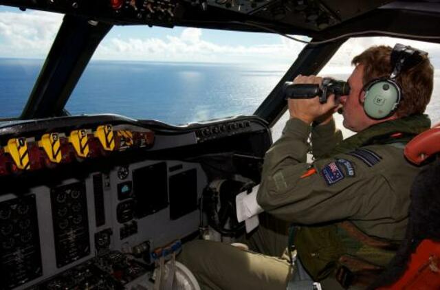 Malaizijos lėktuvo paieškos: signalai silpnėja, gelbėtojai skuba