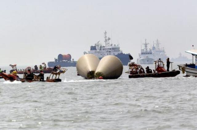 Nuskendusio Pietų Korėjos kelto aukų skaičius perkopė 100