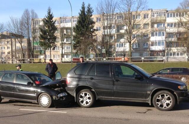 Skubantis studentas rėžėsi į BMW galą