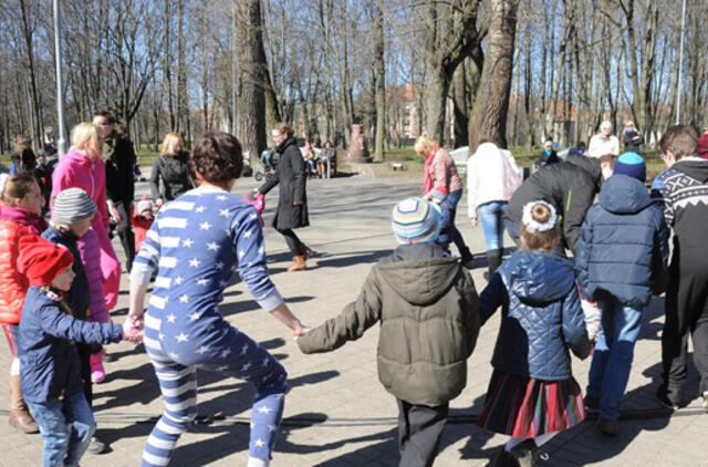 Skulptūrų parke – Vynerio arbatėlė ir šokiai