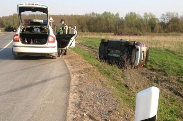 Stačiame posūkyje apynauja "Škoda" virto ant šono