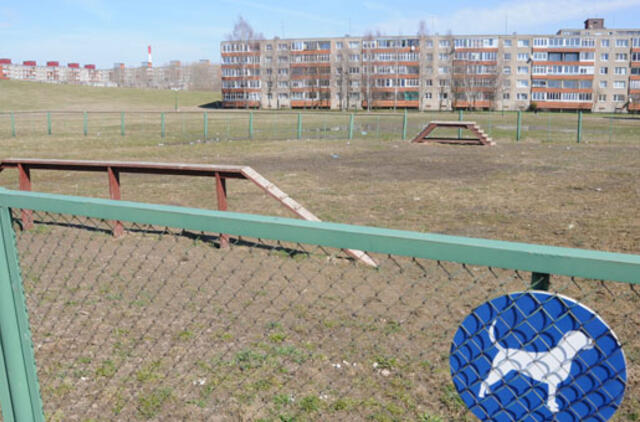 Šunų vedžiojimo aikštelių mieste nedaugės