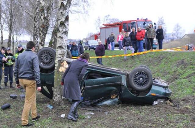 Ties Kretinga automobilis trenkėsi į medį