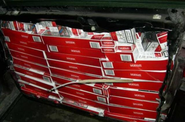 "Audi" įrengtose slėptuvėse - kontrabandinės cigaretės