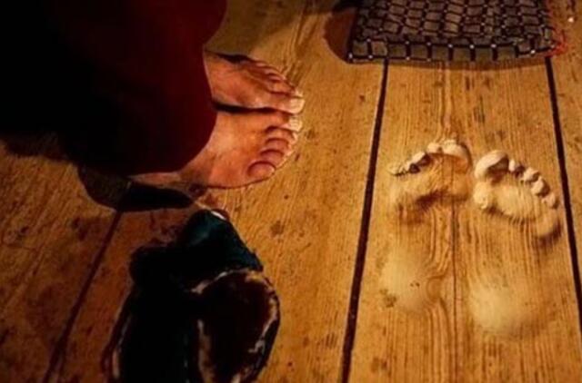 Budistų vienuolis per 20 metų grindyse išstovėjo 3 cm gylio duobes